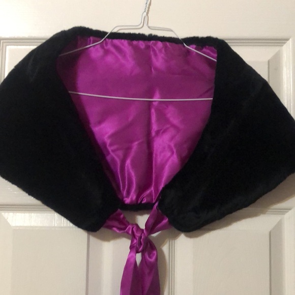 Liz Claiborne black velvet shawl with hot purple satin lining and tie. Elegant! - Picture 6 of 6